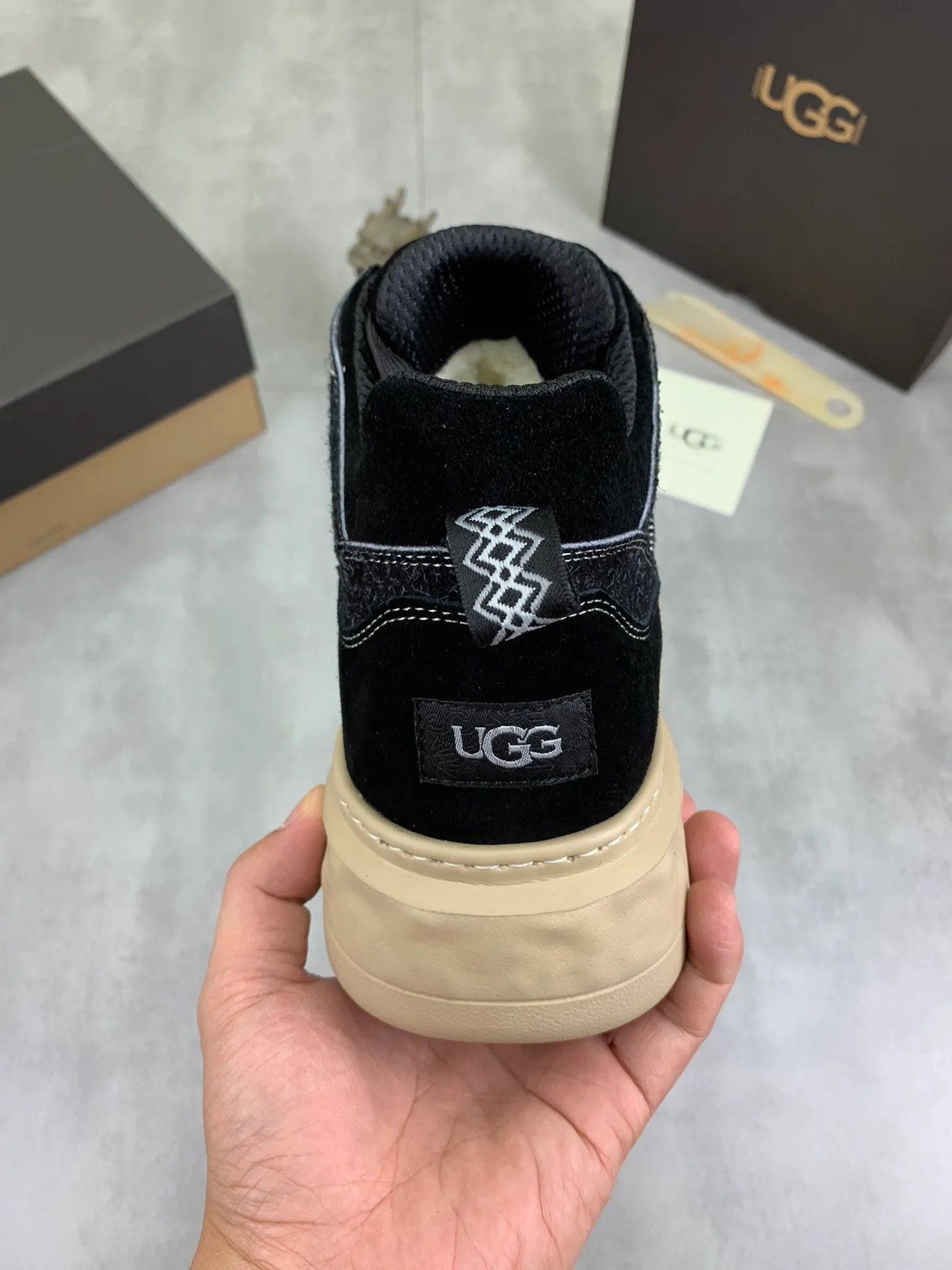 Men's shoes 💰P640 [New style] 💰 🆘 "Real wool" [UGG] 👉The popular men's shoes are synchronized with the official website 🔰The quality of the genuine products [satisfied] is not comparable to the imitations in the general market 🌀The upper is imported Italian frosted cowhide, and the lining is: foot pad 🅰️ grade 🐑Real wool👻Only Grade A can show the effect The hand feels smooth and delicate 🔱The shoe shape is grand, only genuine manufacturers can do it 🎄The perfect toughness of the original outsole 👻⬛️ allows customers to say goodbye to one-time consumption. Real wool lining, super warm. Available in black, brown and gray. Size: 39-44
